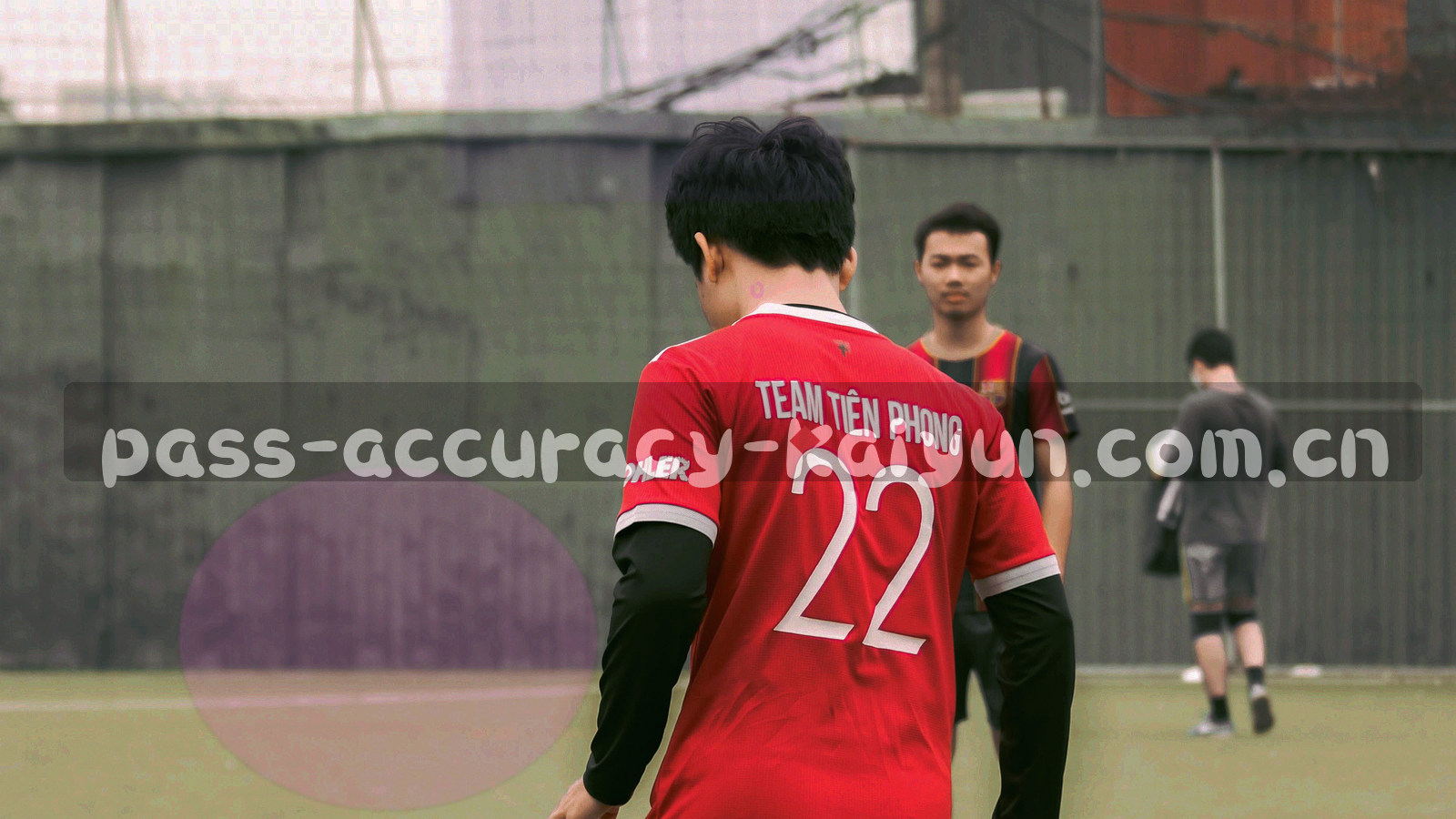 山地夜色中数据中心灯光连成横带，与远处看台照明交叠的宽幅画面